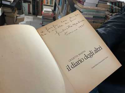 E tra gli scaffali c�� pure �Il diario degli altri� di Giulietta Masina, autografato dalla stessa moglie di Fellini
